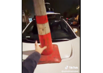 抗議自駕計程車的人找到簡單癱瘓 Robotaix 的方法：在引擎蓋放三角錐