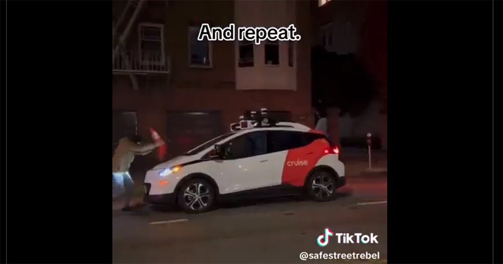 抗議自駕計程車的人找到簡單癱瘓 Robotaix 的方法:在引擎蓋放三角錐 - 電腦王阿達 抗議自駕計程車的人找到簡單癱瘓 Robotaix 的方法:在引擎蓋放三角錐 - 電腦王阿達