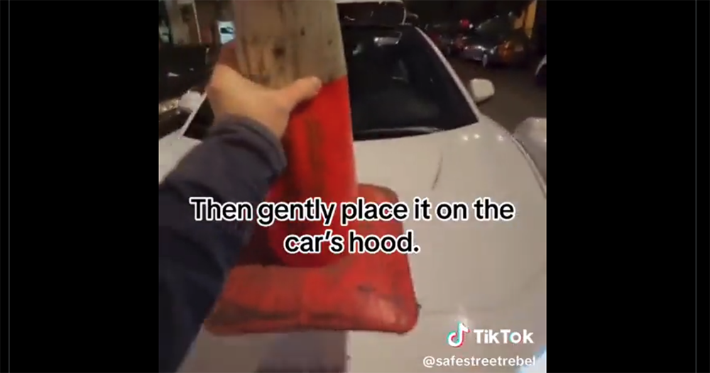 抗議自駕計程車的人找到簡單癱瘓 Robotaix 的方法:在引擎蓋放三角錐 - 電腦王阿達 抗議自駕計程車的人找到簡單癱瘓 Robotaix 的方法:在引擎蓋放三角錐 - 電腦王阿達