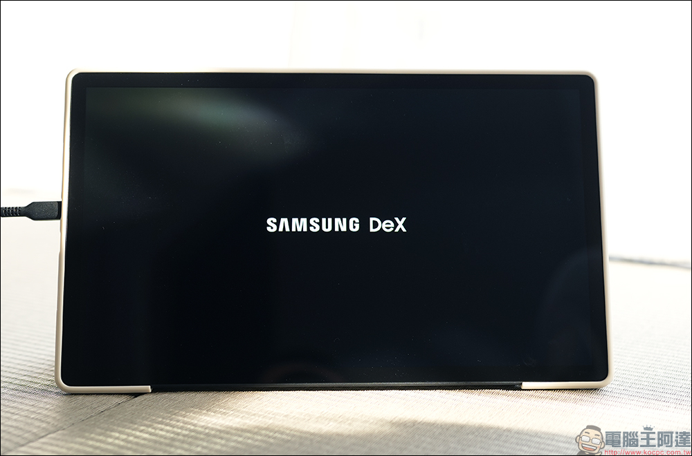 Smart OLED Viewer 無線可攜式螢幕開箱|極致生動色彩,無線連接不受限的全新行動娛樂站 - 電腦王阿達 Smart OLED Viewer 無線可攜式螢幕開箱|極致生動色彩,無線連接不受限的全新行動娛樂站 - 電腦王阿達