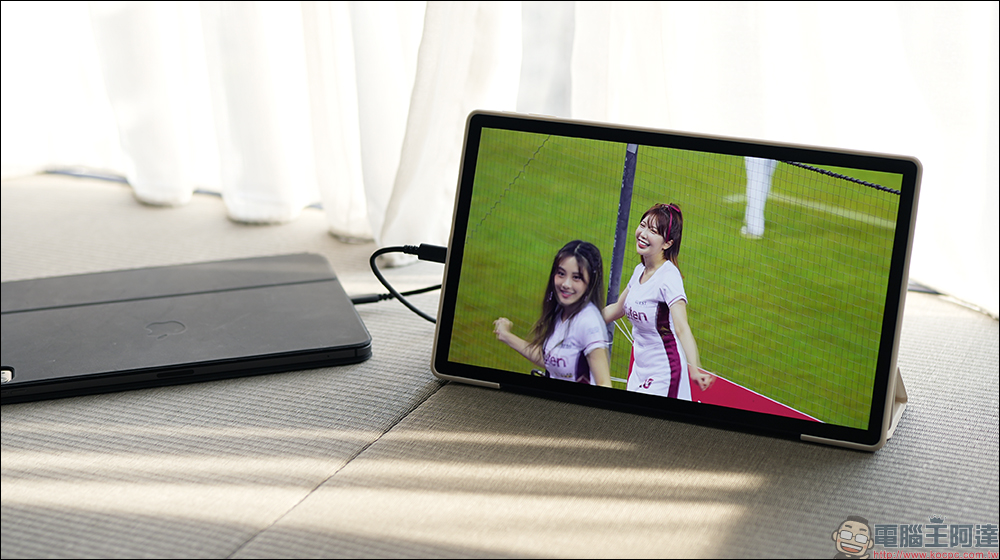Smart OLED Viewer 無線可攜式螢幕開箱｜極致生動色彩，無線連接不受限的全新行動娛樂站 - 電腦王阿達
