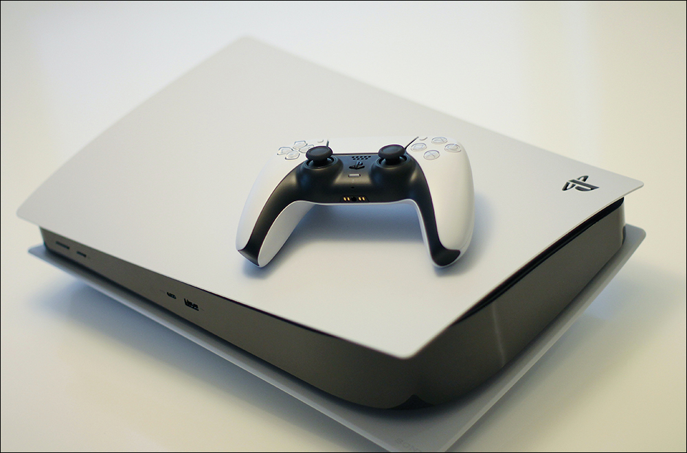 日本 PlayStation 官方於「海の日」貼心提醒玩家請不要將 PS5 當浮板游泳 - 電腦王阿達