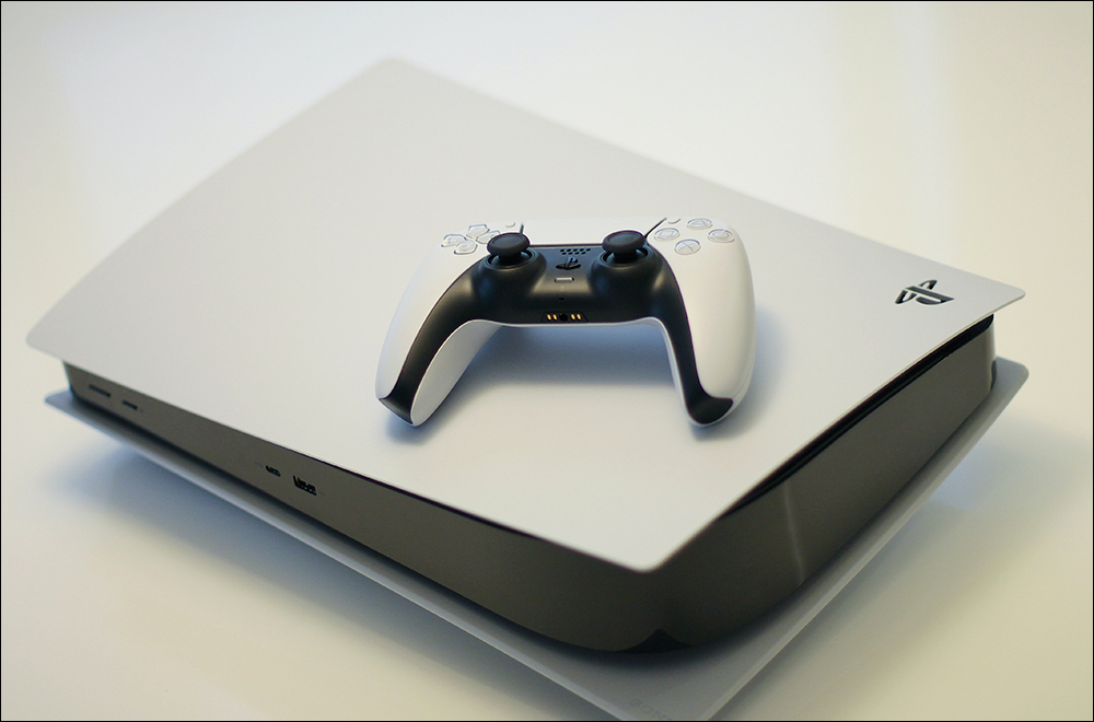 日本 PlayStation 官方於「海の日」貼心提醒玩家請不要將 PS5 當浮板游泳 - 電腦王阿達 日本 PlayStation 官方於「海の日」貼心提醒玩家請不要將 PS5 當浮板游泳 - 電腦王阿達
