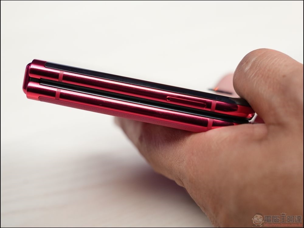Motorola razr 40 Ultra 開箱與外觀 - 35 Motorola razr 40 Ultra 開箱與外觀 - 35