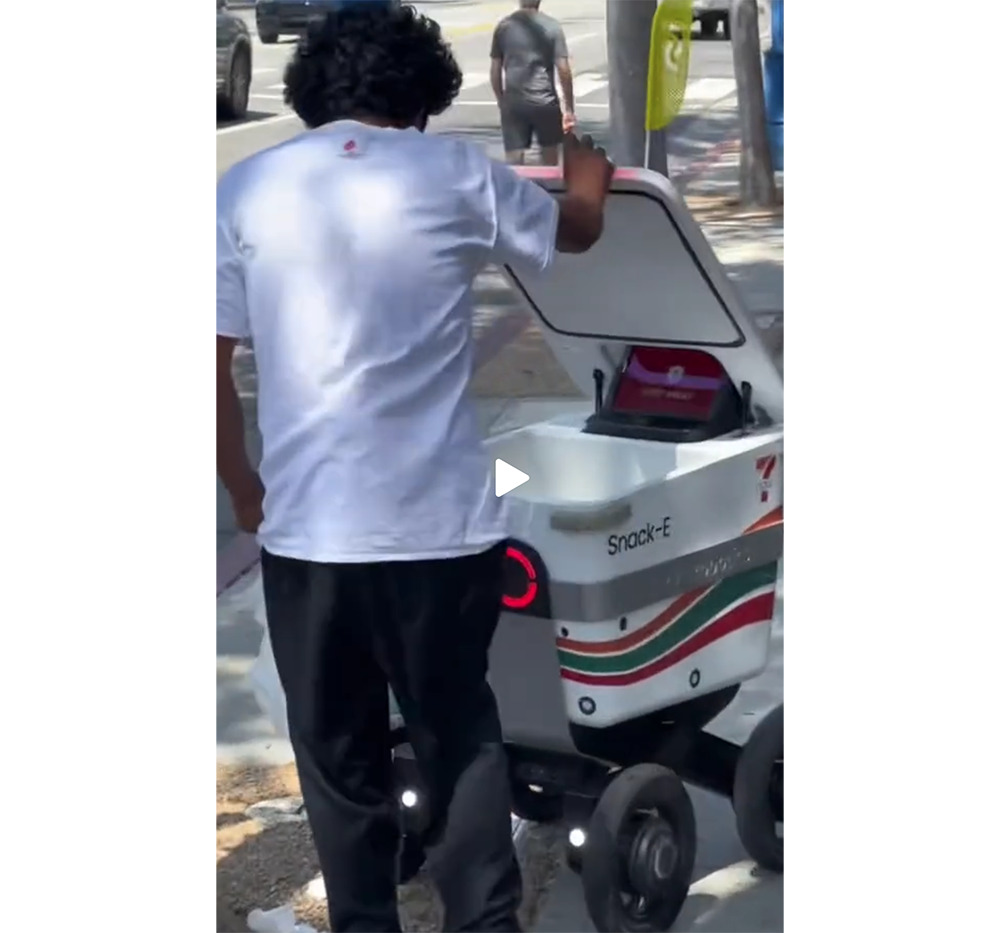 UberEats 外送機器人慘遭路人偷竊與欺負 UberEats 外送機器人慘遭路人偷竊與欺負