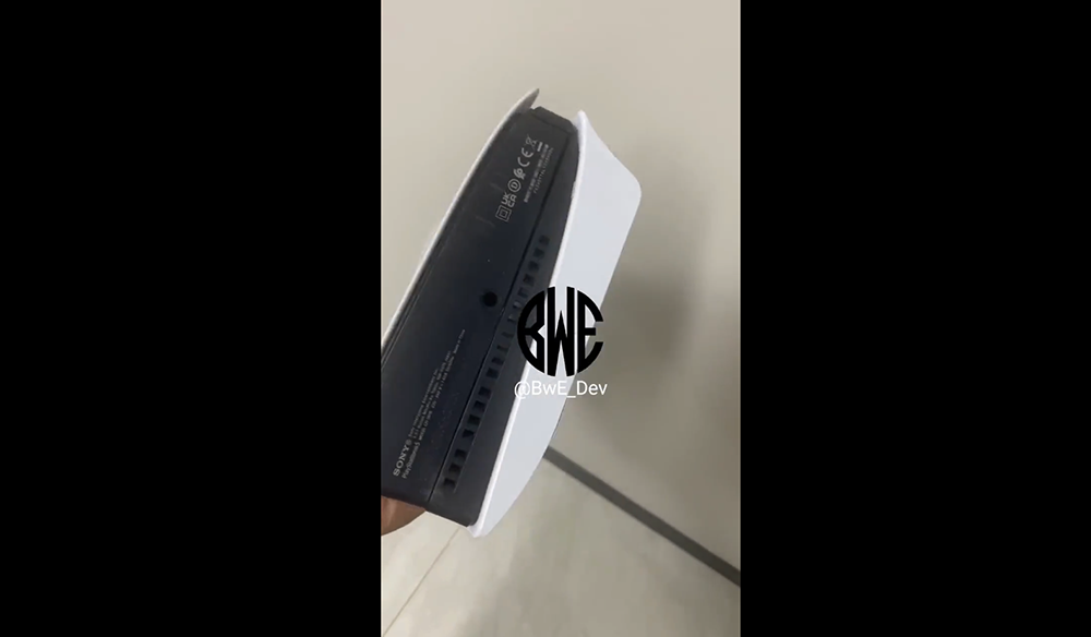 PS5 Slim 外殼動手玩影片、圖片現身,外殼中間多了特殊線條設計 - 電腦王阿達 PS5 Slim 外殼動手玩影片、圖片現身,外殼中間多了特殊線條設計 - 電腦王阿達