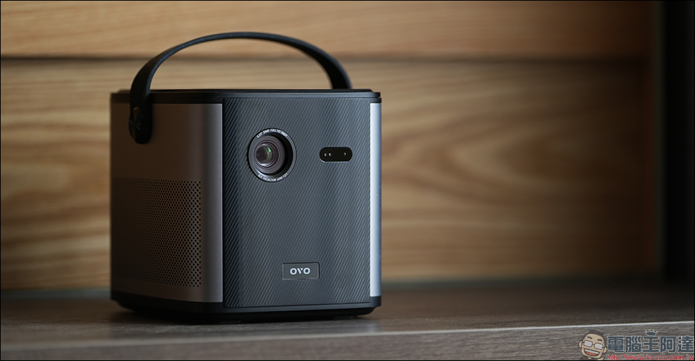 OVO U8 智慧投影機開箱｜手掌大小、強性能、好音效、大電池的 1080P 電影大師 - 電腦王阿達