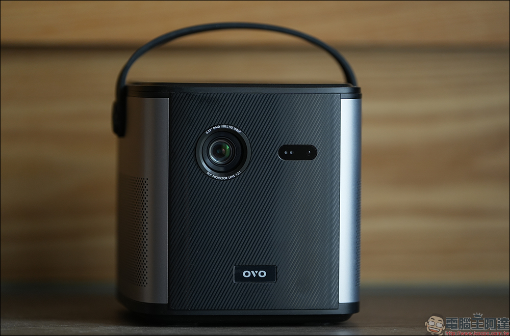 OVO U8 智慧投影機開箱｜手掌大小、強性能、好音效、大電池的 1080P 電影大師 - 電腦王阿達
