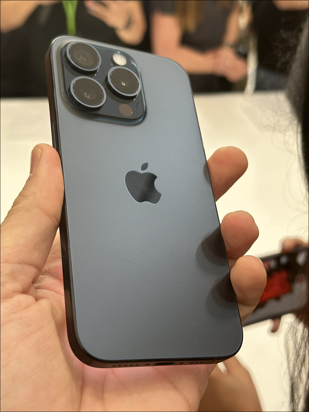 iPhone 15 Pro 鈦金屬中框變色問題嚴重,尤其深色款式最為明顯 - 電腦王阿達 iPhone 15 Pro 鈦金屬中框變色問題嚴重,尤其深色款式最為明顯 - 電腦王阿達