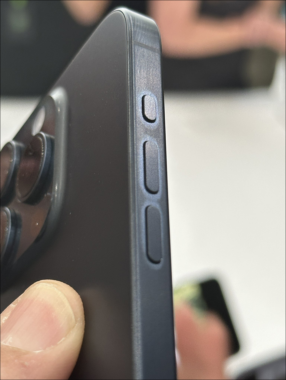 iPhone 15 Pro 鈦金屬中框變色問題嚴重,尤其深色款式最為明顯 - 電腦王阿達 iPhone 15 Pro 鈦金屬中框變色問題嚴重,尤其深色款式最為明顯 - 電腦王阿達