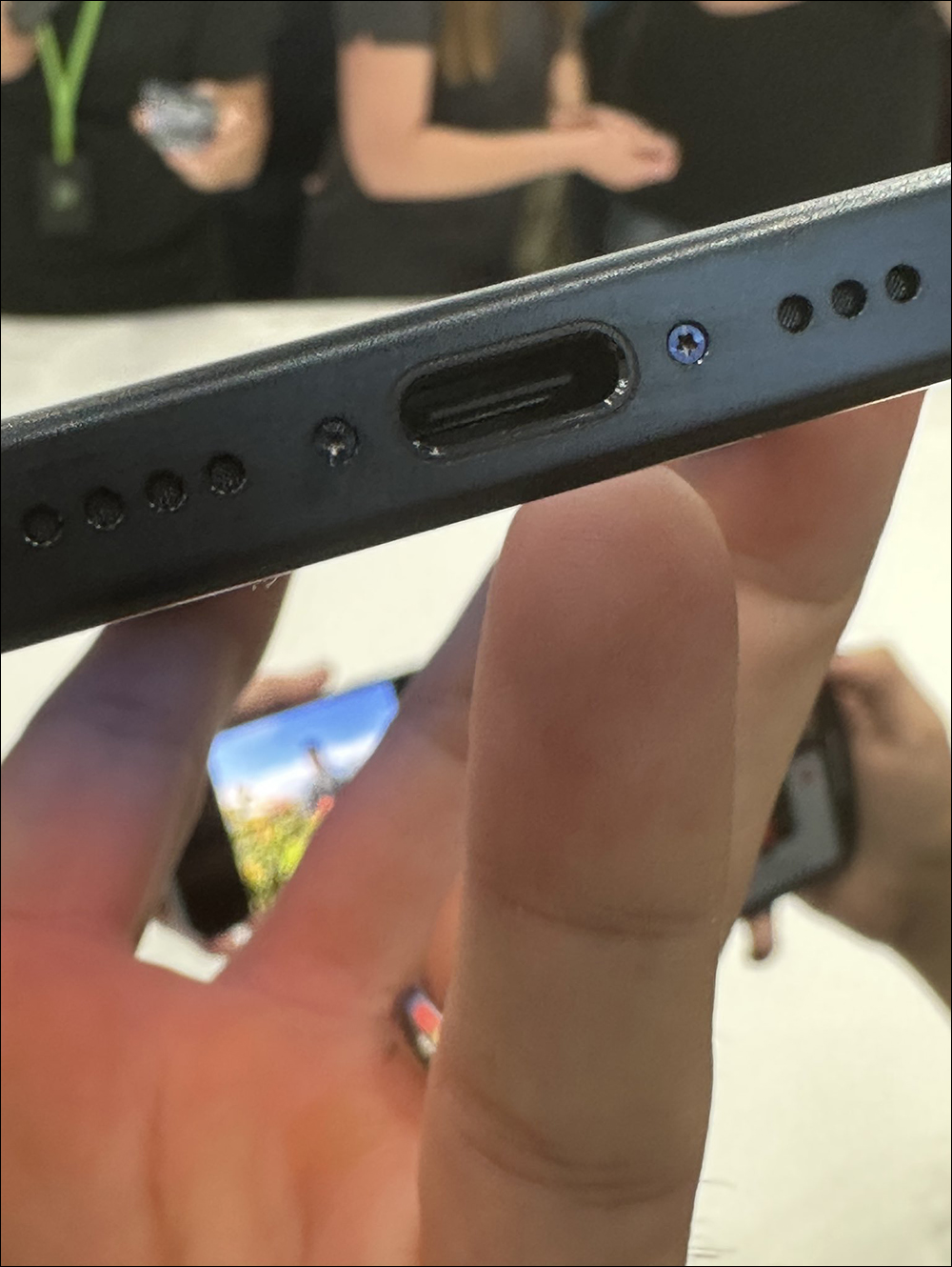 iPhone 15 Pro 鈦金屬中框變色問題嚴重,尤其深色款式最為明顯 - 電腦王阿達 iPhone 15 Pro 鈦金屬中框變色問題嚴重,尤其深色款式最為明顯 - 電腦王阿達