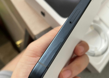 首批部分 iPhone 15 Pro 似乎出現瑕疵問題，網友反應側邊上色不均勻、螢幕和邊框沒有完美對齊