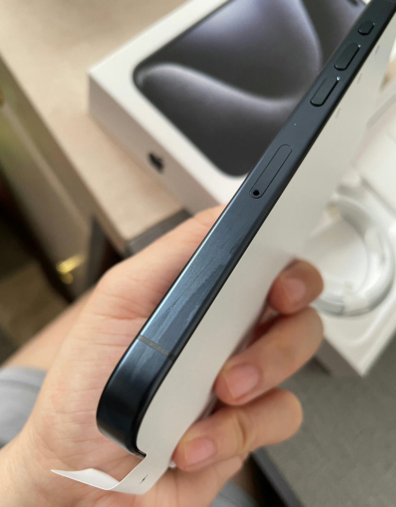 首批部分 iPhone 15 Pro 似乎出現瑕疵問題,網友反應側邊上色不均勻、螢幕和邊框沒有完美對齊 - 電腦王阿達 首批部分 iPhone 15 Pro 似乎出現瑕疵問題,網友反應側邊上色不均勻、螢幕和邊框沒有完美對齊 - 電腦王阿達
