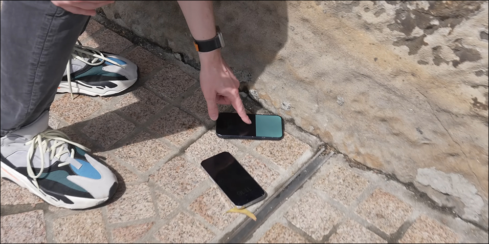 iPhone 15 Pro 全球首摔測試,新的弧形邊緣鈦金屬中框似乎不太耐用 - 電腦王阿達 iPhone 15 Pro 全球首摔測試,新的弧形邊緣鈦金屬中框似乎不太耐用 - 電腦王阿達