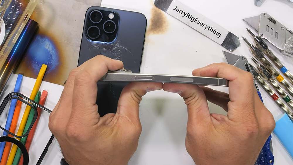iPhone 15 Pro Max 暴力測試發現鈦金屬似乎有一個重大缺陷,一用力背面玻璃就破 - 電腦王阿達 iPhone 15 Pro Max 暴力測試發現鈦金屬似乎有一個重大缺陷,一用力背面玻璃就破 - 電腦王阿達