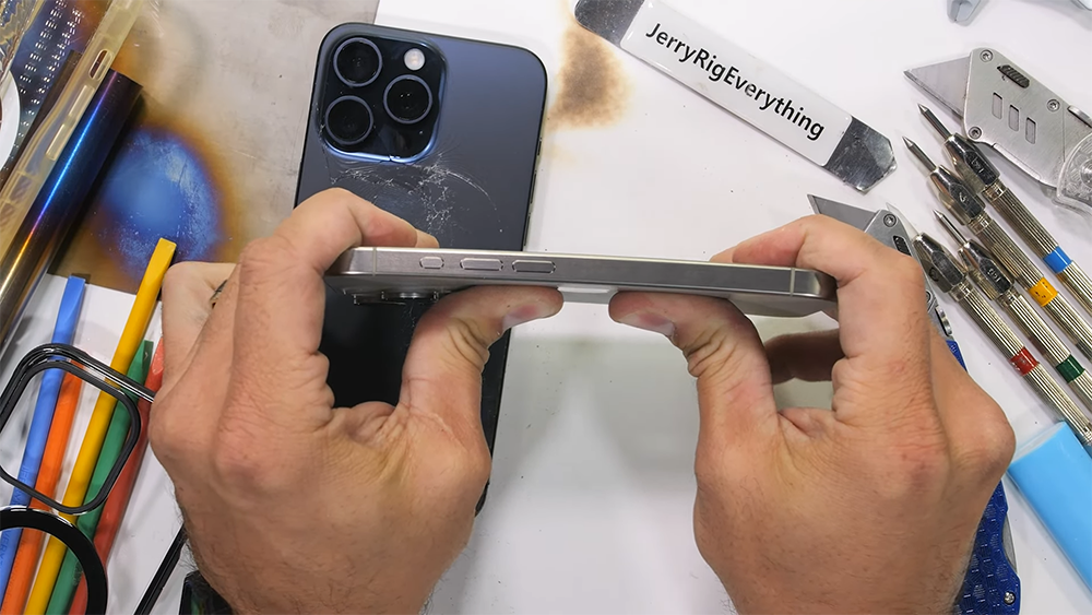 iPhone 15 Pro Max 暴力測試發現鈦金屬似乎有一個重大缺陷,一用力背面玻璃就破 - 電腦王阿達 iPhone 15 Pro Max 暴力測試發現鈦金屬似乎有一個重大缺陷,一用力背面玻璃就破 - 電腦王阿達