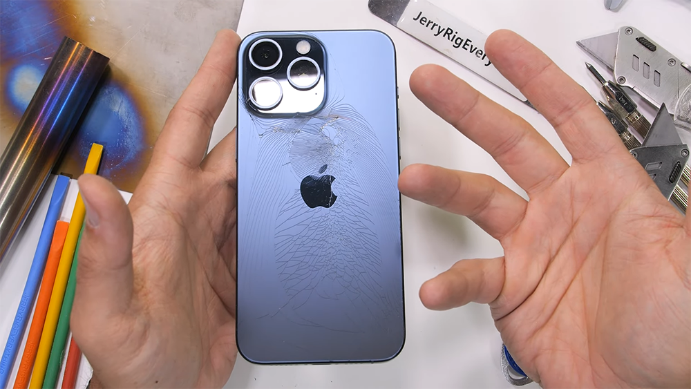 iPhone 15 Pro Max 暴力測試發現鈦金屬似乎有一個重大缺陷,一用力背面玻璃就破 - 電腦王阿達 iPhone 15 Pro Max 暴力測試發現鈦金屬似乎有一個重大缺陷,一用力背面玻璃就破 - 電腦王阿達