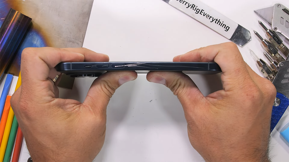 iPhone 15 Pro Max 暴力測試發現鈦金屬似乎有一個重大缺陷,一用力背面玻璃就破 - 電腦王阿達 iPhone 15 Pro Max 暴力測試發現鈦金屬似乎有一個重大缺陷,一用力背面玻璃就破 - 電腦王阿達