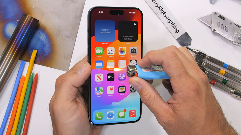iPhone 15 Pro Max 暴力測試發現鈦金屬似乎有一個重大缺陷,一用力背面玻璃就破 - 電腦王阿達 iPhone 15 Pro Max 暴力測試發現鈦金屬似乎有一個重大缺陷,一用力背面玻璃就破 - 電腦王阿達
