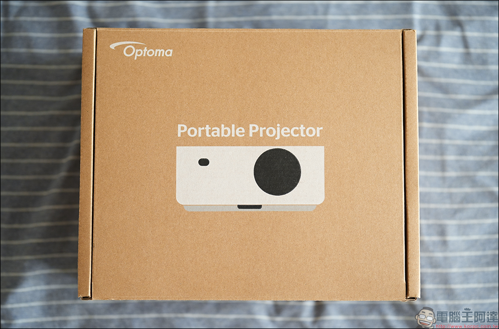 奧圖碼 Optoma OMA-S 微型3雷射投影機開箱｜世界最小頂級規格，1500HK 流明高亮度、自動對焦、支援行動電源 PD 供電 - 電腦王阿達