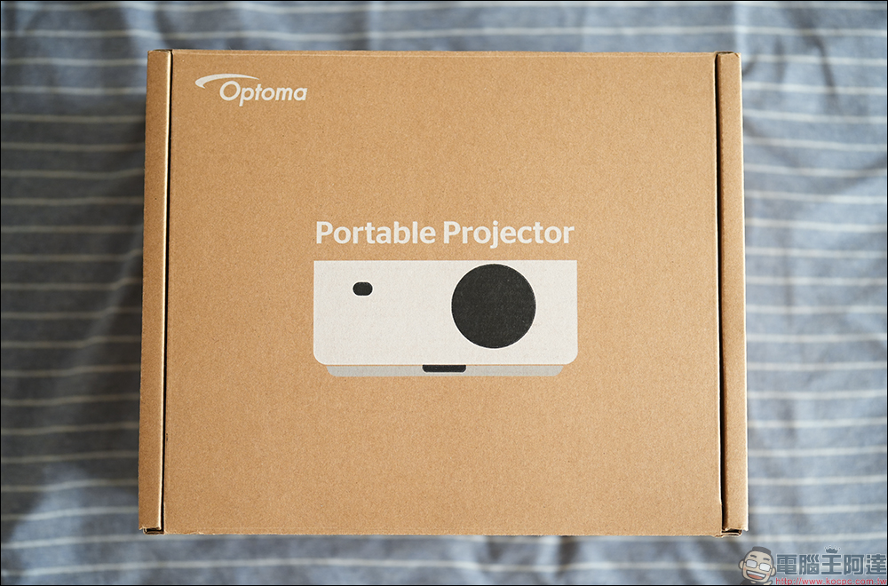 奧圖碼 Optoma OMA-S 微型3雷射投影機開箱|世界最小頂級規格,1500HK 流明高亮度、自動對焦、支援行動電源 PD 供電 - 電腦王阿達 奧圖碼 Optoma OMA-S 微型3雷射投影機開箱|世界最小頂級規格,1500HK 流明高亮度、自動對焦、支援行動電源 PD 供電 - 電腦王阿達