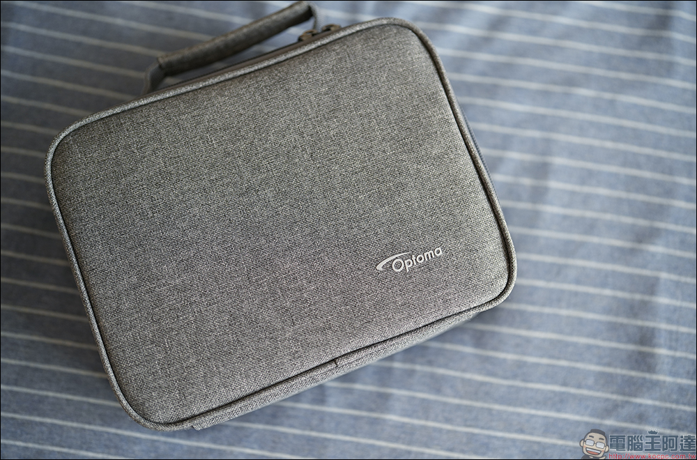 奧圖碼 Optoma OMA-S 微型3雷射投影機開箱|世界最小頂級規格,1500HK 流明高亮度、自動對焦、支援行動電源 PD 供電 - 電腦王阿達 奧圖碼 Optoma OMA-S 微型3雷射投影機開箱|世界最小頂級規格,1500HK 流明高亮度、自動對焦、支援行動電源 PD 供電 - 電腦王阿達