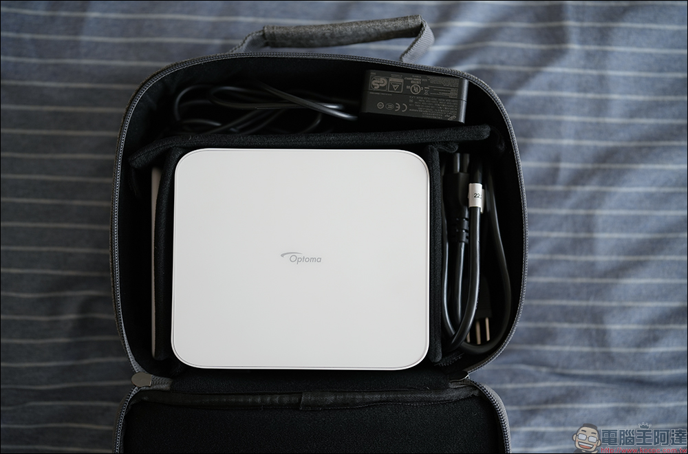 奧圖碼 Optoma OMA-S 微型3雷射投影機開箱|世界最小頂級規格,1500HK 流明高亮度、自動對焦、支援行動電源 PD 供電 - 電腦王阿達 奧圖碼 Optoma OMA-S 微型3雷射投影機開箱|世界最小頂級規格,1500HK 流明高亮度、自動對焦、支援行動電源 PD 供電 - 電腦王阿達