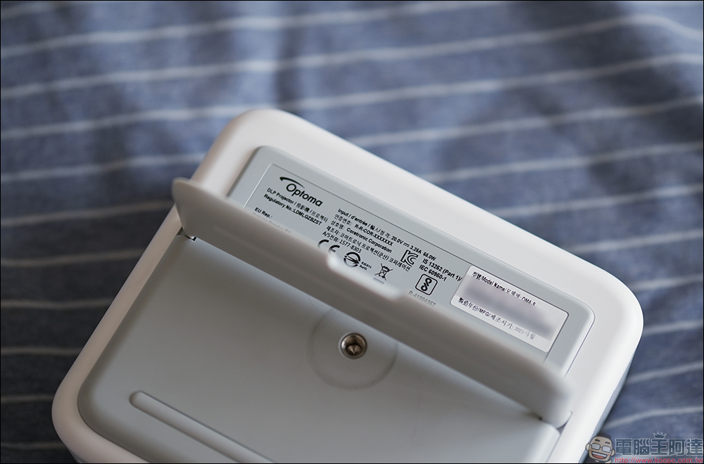 奧圖碼 Optoma OMA-S 微型3雷射投影機開箱|世界最小頂級規格,1500HK 流明高亮度、自動對焦、支援行動電源 PD 供電 - 電腦王阿達 奧圖碼 Optoma OMA-S 微型3雷射投影機開箱|世界最小頂級規格,1500HK 流明高亮度、自動對焦、支援行動電源 PD 供電 - 電腦王阿達