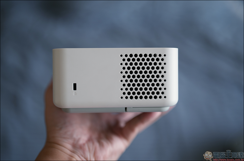 奧圖碼 Optoma OMA-S 微型3雷射投影機開箱|世界最小頂級規格,1500HK 流明高亮度、自動對焦、支援行動電源 PD 供電 - 電腦王阿達 奧圖碼 Optoma OMA-S 微型3雷射投影機開箱|世界最小頂級規格,1500HK 流明高亮度、自動對焦、支援行動電源 PD 供電 - 電腦王阿達