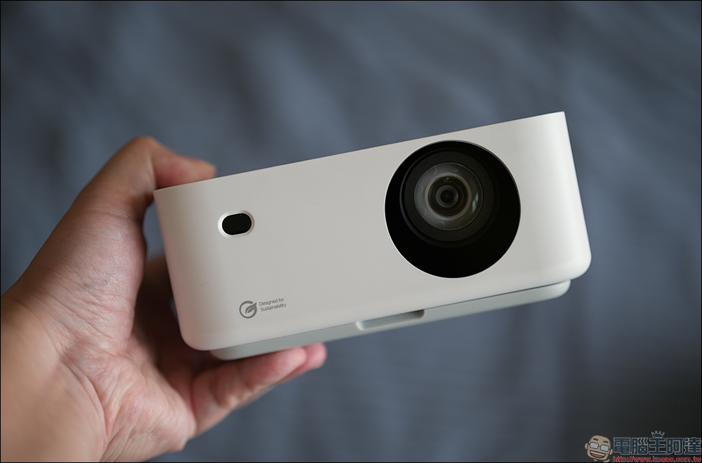 奧圖碼 Optoma OMA-S 微型3雷射投影機開箱|世界最小頂級規格,1500HK 流明高亮度、自動對焦、支援行動電源 PD 供電 - 電腦王阿達 奧圖碼 Optoma OMA-S 微型3雷射投影機開箱|世界最小頂級規格,1500HK 流明高亮度、自動對焦、支援行動電源 PD 供電 - 電腦王阿達