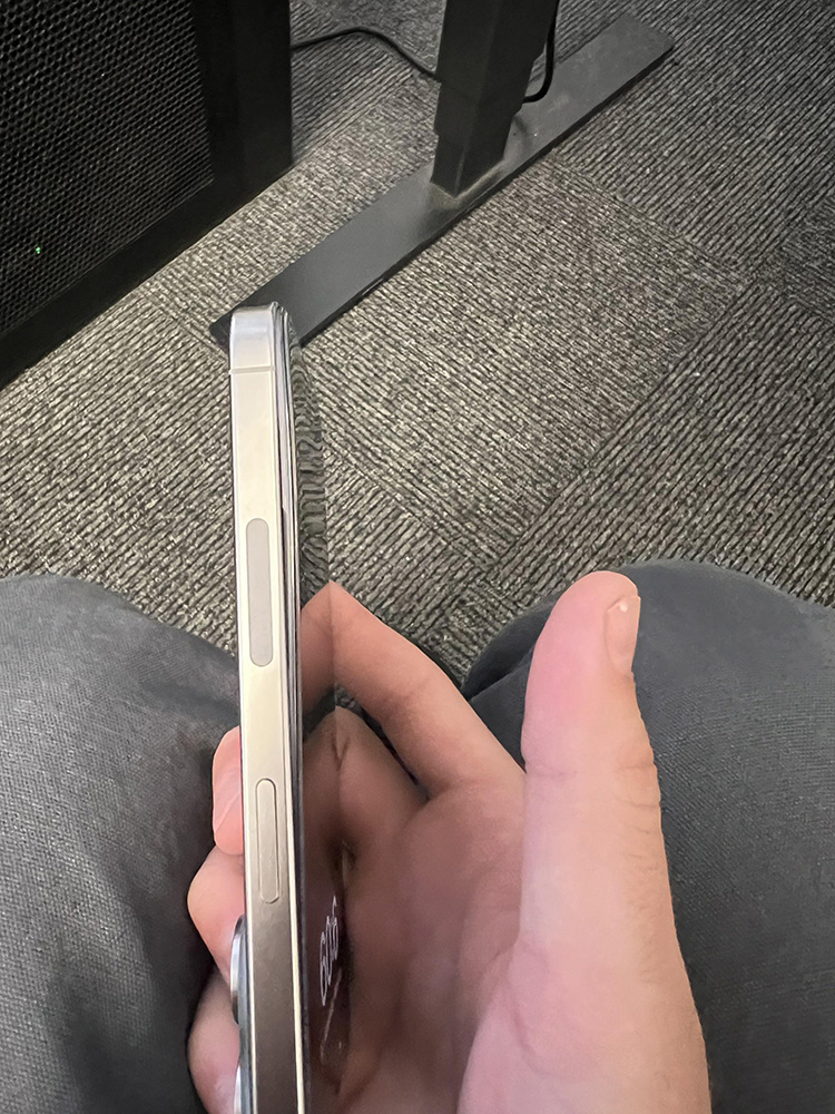 國外有用戶的 iPhone 15 Pro 發生電池無故膨脹,沒有過熱、也沒摔到過 - 電腦王阿達 國外有用戶的 iPhone 15 Pro 發生電池無故膨脹,沒有過熱、也沒摔到過 - 電腦王阿達