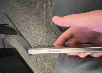 國外有用戶的 iPhone 15 Pro 發生電池無故膨脹，沒有過熱、也沒摔到過