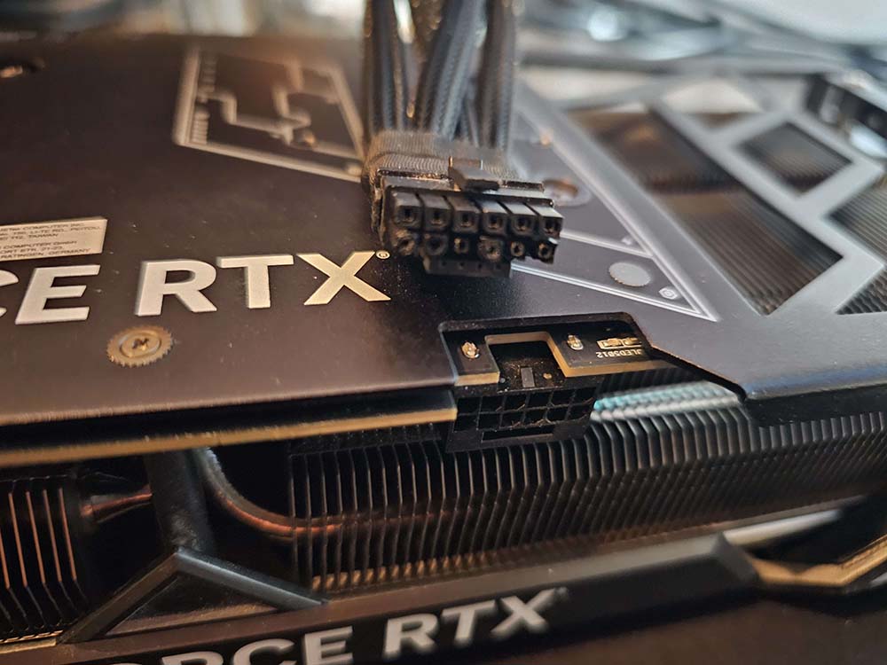 經過了一年，又有人的 NVIDIA RTX 4090 的 16Pin 電源線接口熔化了 - 電腦王阿達