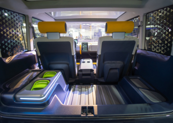 支援 Gogoro 換電的 MIH 四輪電動車實車亮相，只賣 6x 萬但要付月租費你可以？