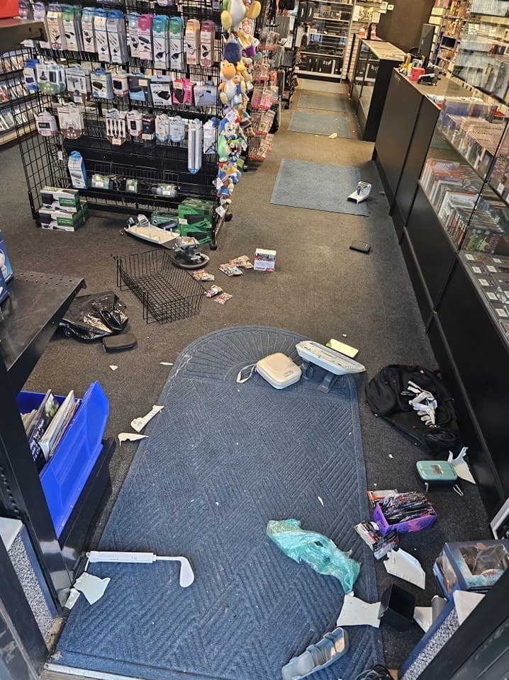 美遊戲商店遭竊賊打破天花板闖入，竊走價值 2.5 萬美元的《寶可夢》卡片 - 電腦王阿達