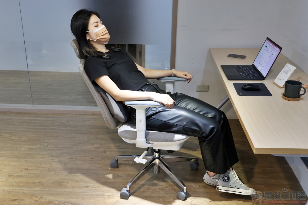 最了解你的人體工學椅,Backrobo 空氣貝果椅可偵測坐姿自動微調、還能幫你溫感熱敷 - 電腦王阿達 最了解你的人體工學椅,Backrobo 空氣貝果椅可偵測坐姿自動微調、還能幫你溫感熱敷 - 電腦王阿達