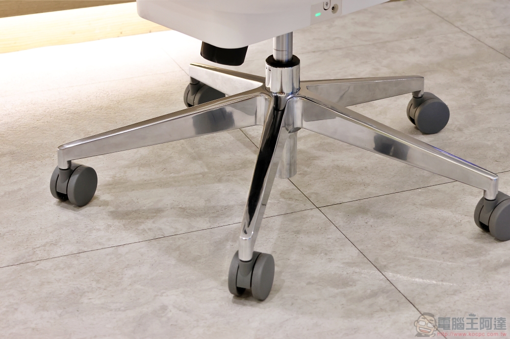 最了解你的人體工學椅,Backrobo 空氣貝果椅可偵測坐姿自動微調、還能幫你溫感熱敷 - 電腦王阿達 最了解你的人體工學椅,Backrobo 空氣貝果椅可偵測坐姿自動微調、還能幫你溫感熱敷 - 電腦王阿達