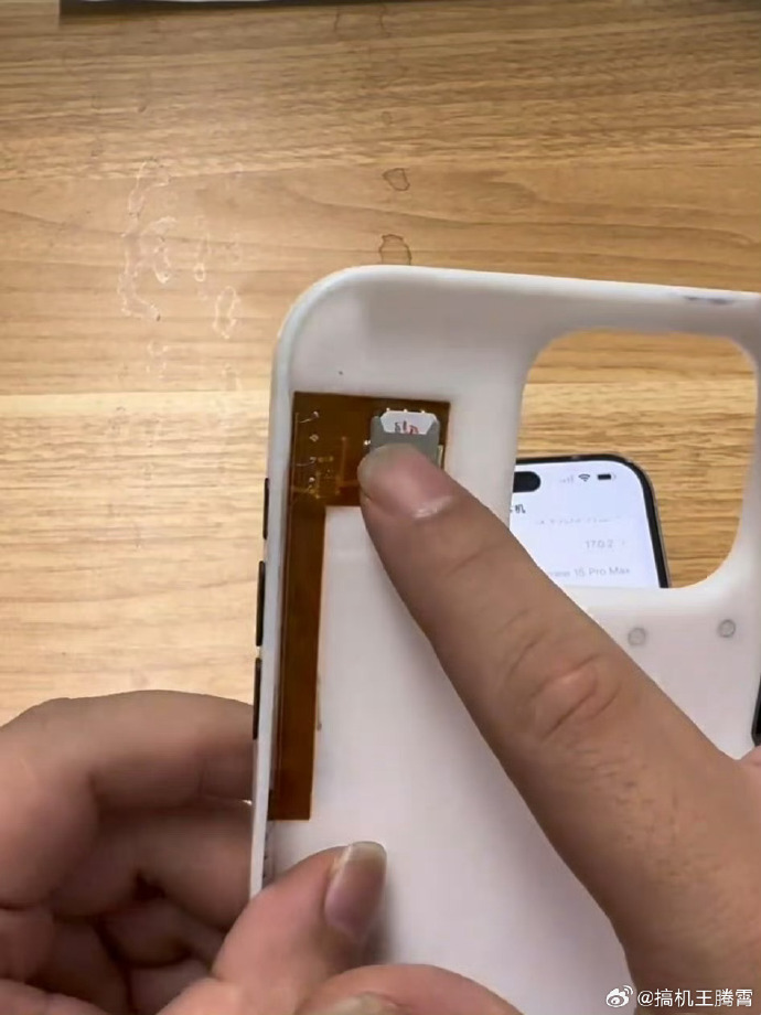 夠牛逼!中國華強北 iPhone 15 Pro 破解美版的全新方式,用手機殼來實現外接 SIM 卡 - 電腦王阿達 夠牛逼!中國華強北 iPhone 15 Pro 破解美版的全新方式,用手機殼來實現外接 SIM 卡 - 電腦王阿達