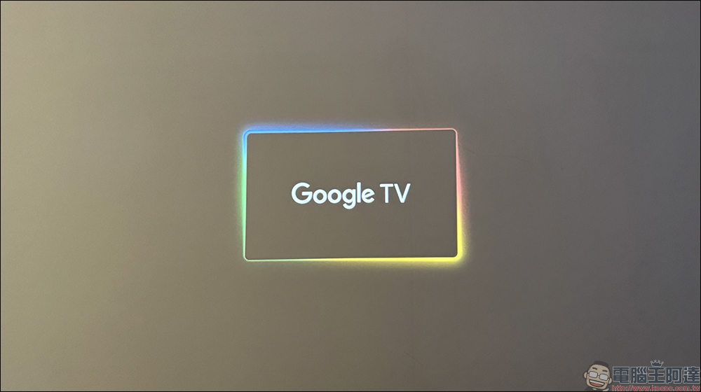 峰米 Xming page 1 智慧微型投影機開箱｜世界第一真實流明 GoogleTV 微型投影機，內建 Google TV & NETFLIX 官方授權，高品質影音真實呈現 - 電腦王阿達