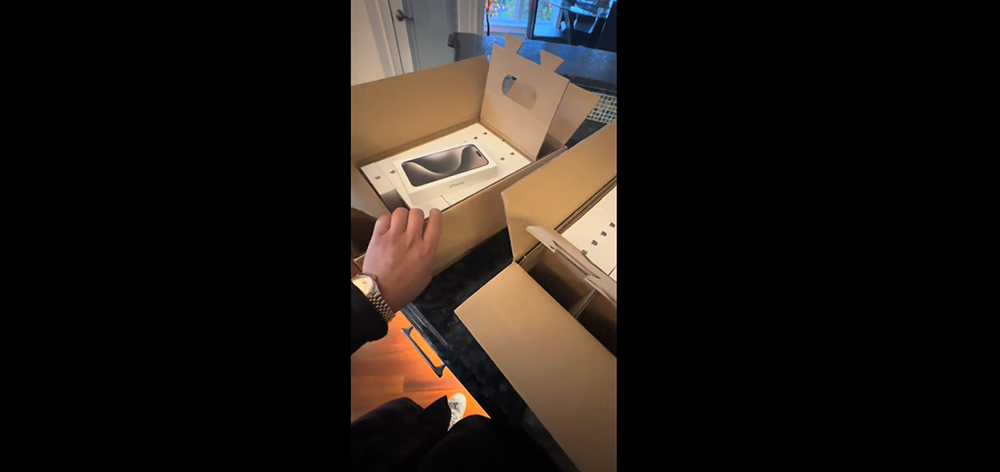 Apple 送超大禮!?國外網友買 4 台 iPhone 15 Pro Max,卻收到 61 台 iPhone 價值 9.6 萬美元 - 電腦王阿達 Apple 送超大禮!?國外網友買 4 台 iPhone 15 Pro Max,卻收到 61 台 iPhone 價值 9.6 萬美元 - 電腦王阿達