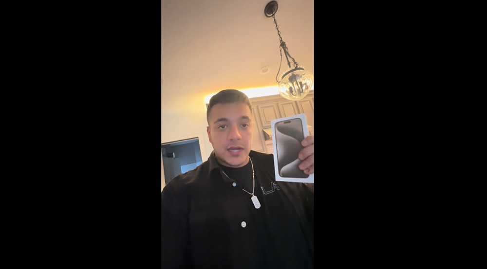Apple 送超大禮!?國外網友買 4 台 iPhone 15 Pro Max,卻收到 61 台 iPhone 價值 9.6 萬美元 - 電腦王阿達 Apple 送超大禮!?國外網友買 4 台 iPhone 15 Pro Max,卻收到 61 台 iPhone 價值 9.6 萬美元 - 電腦王阿達