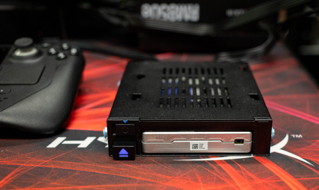超猛改裝,國外有人將 Steam Deck 成功加裝高達 61.44TB 的 SSD 企業級硬碟 - 電腦王阿達 超猛改裝,國外有人將 Steam Deck 成功加裝高達 61.44TB 的 SSD 企業級硬碟 - 電腦王阿達