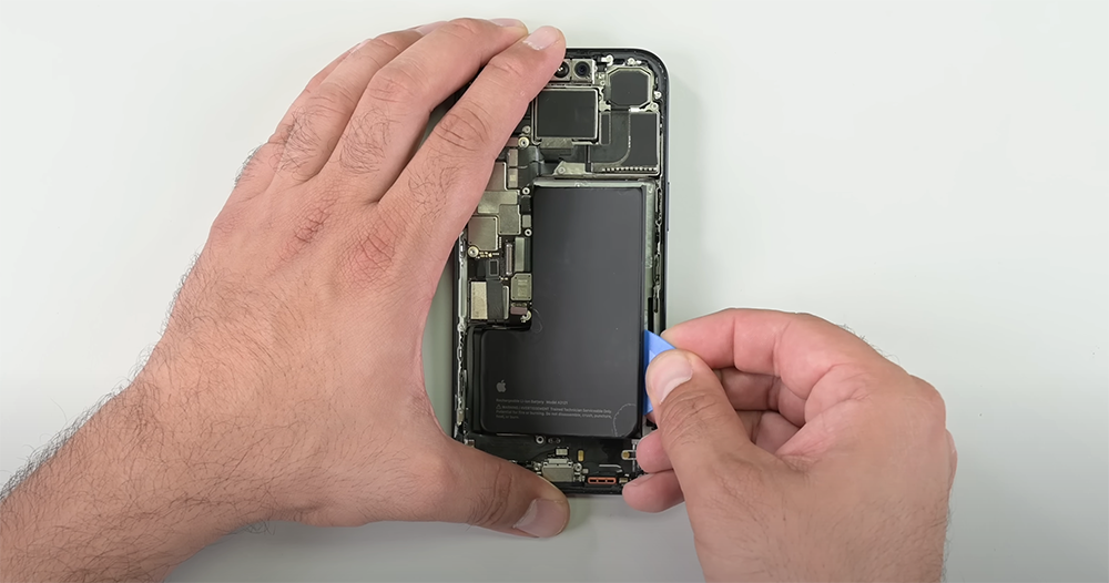 疑似 iPhone 16 Pro 金屬外殼電池實體照曝光,電量升級 3,355mAh 散熱也更好? - 電腦王阿達 疑似 iPhone 16 Pro 金屬外殼電池實體照曝光,電量升級 3,355mAh 散熱也更好? - 電腦王阿達