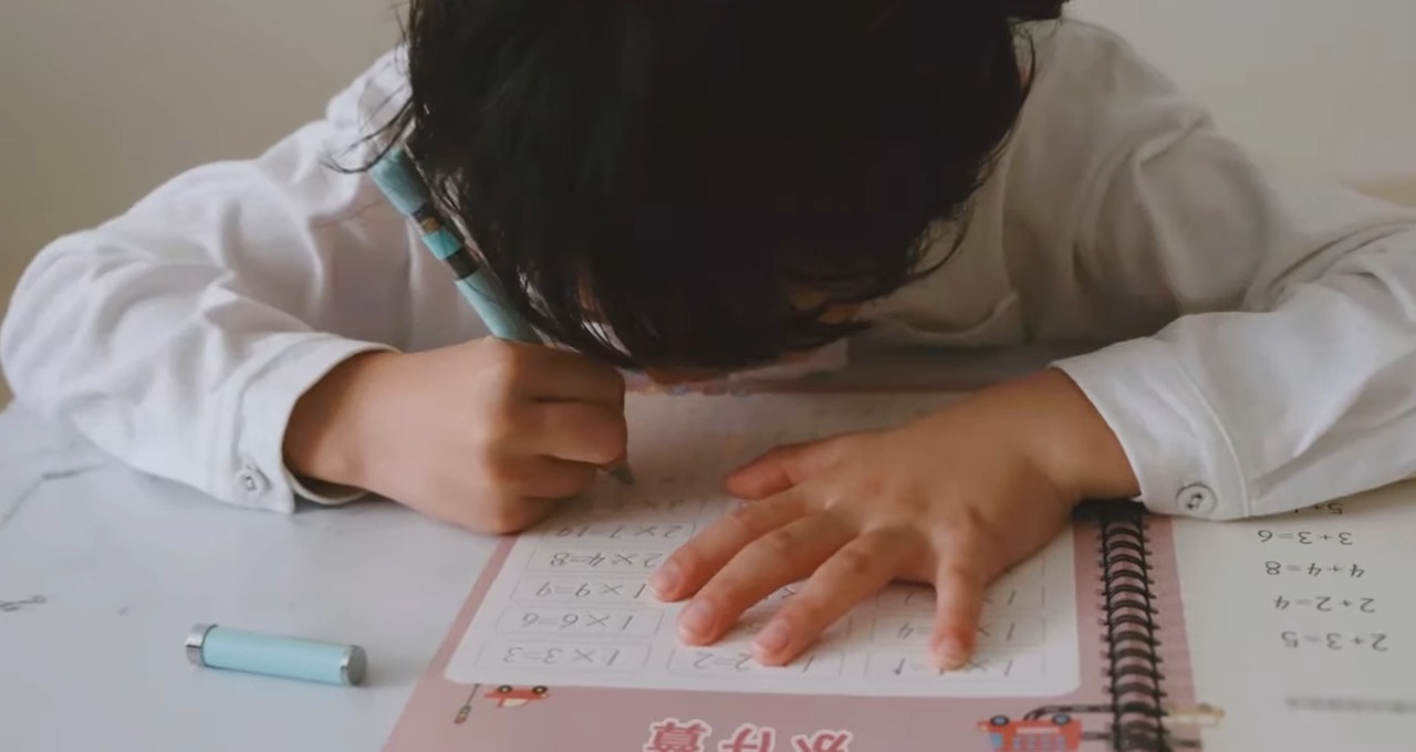 日企推出姿勢不對就沒辦法寫字的駝背矯正筆 解決小孩駝背問題 - 電腦王阿達 日企推出姿勢不對就沒辦法寫字的駝背矯正筆 解決小孩駝背問題 - 電腦王阿達