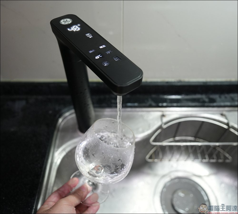 奇異淨水 極煦 700G 淨熱合一奈濾淨水器開箱|淨水加熱二合一、超大熱水量與 4 種溫度,業界獨家G+ 奈濾荷電技術保留八大礦物質! - 電腦王阿達 奇異淨水 極煦 700G 淨熱合一奈濾淨水器開箱|淨水加熱二合一、超大熱水量與 4 種溫度,業界獨家G+ 奈濾荷電技術保留八大礦物質! - 電腦王阿達