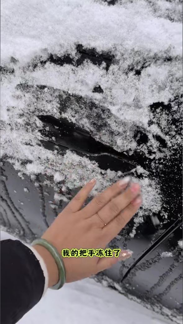 冬天下雪導致特斯拉門把手打不開,官方:用拳頭敲 - 電腦王阿達 冬天下雪導致特斯拉門把手打不開,官方:用拳頭敲 - 電腦王阿達