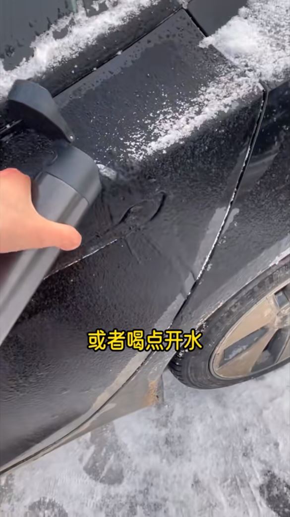 冬天下雪導致特斯拉門把手打不開,官方:用拳頭敲 - 電腦王阿達 冬天下雪導致特斯拉門把手打不開,官方:用拳頭敲 - 電腦王阿達