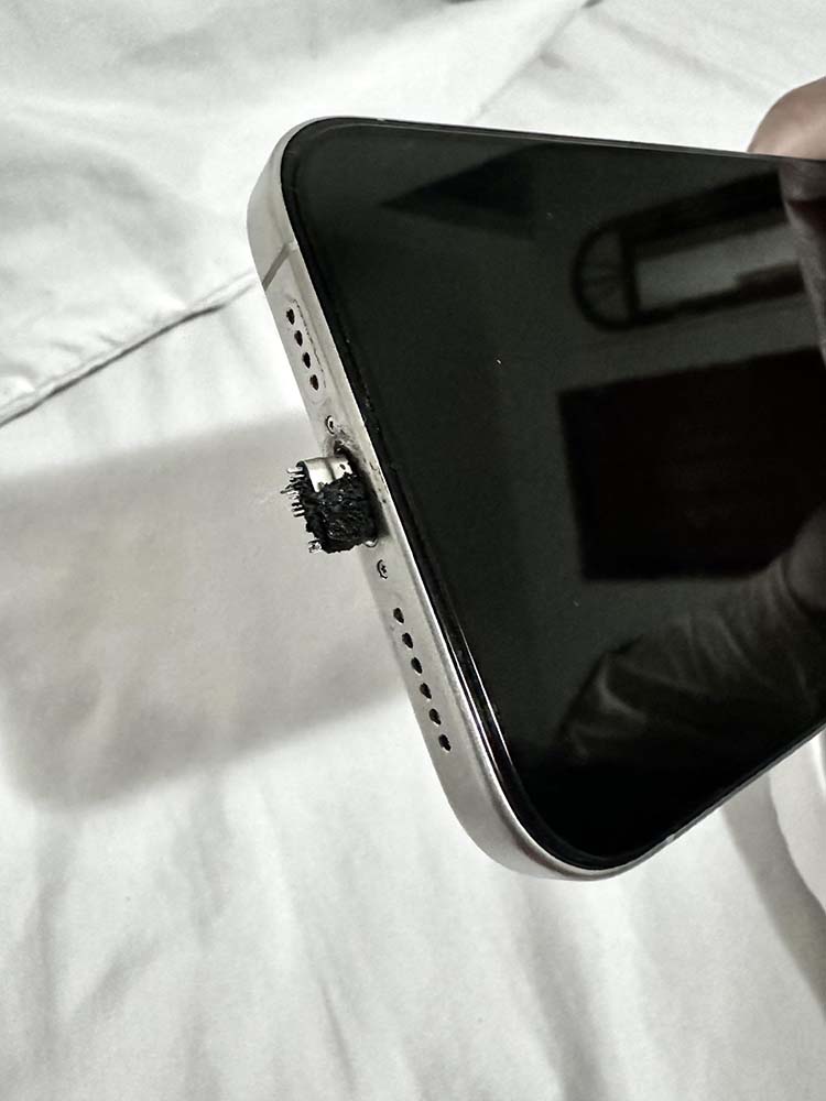 這就是為什麼你應該使用通過認證的充電線,國外網友分享 iPhone 15 Pro Max 燒毀 USB-C 線的慘痛照片 - 電腦王阿達 這就是為什麼你應該使用通過認證的充電線,國外網友分享 iPhone 15 Pro Max 燒毀 USB-C 線的慘痛照片 - 電腦王阿達