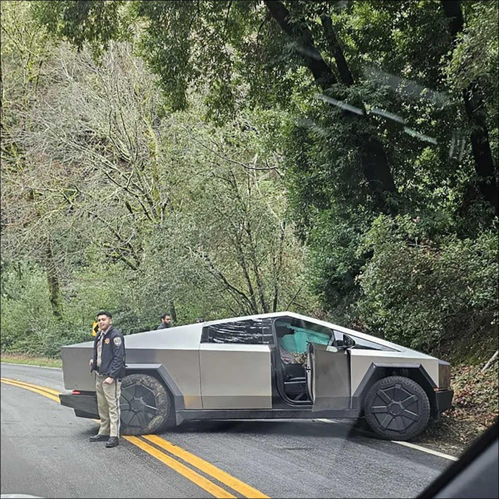 特斯拉 Tesla Cybertruck 全球首撞?與 Toyota 神 A 對撞,雙方駕駛皆輕傷 - 電腦王阿達 特斯拉 Tesla Cybertruck 全球首撞?與 Toyota 神 A 對撞,雙方駕駛皆輕傷 - 電腦王阿達