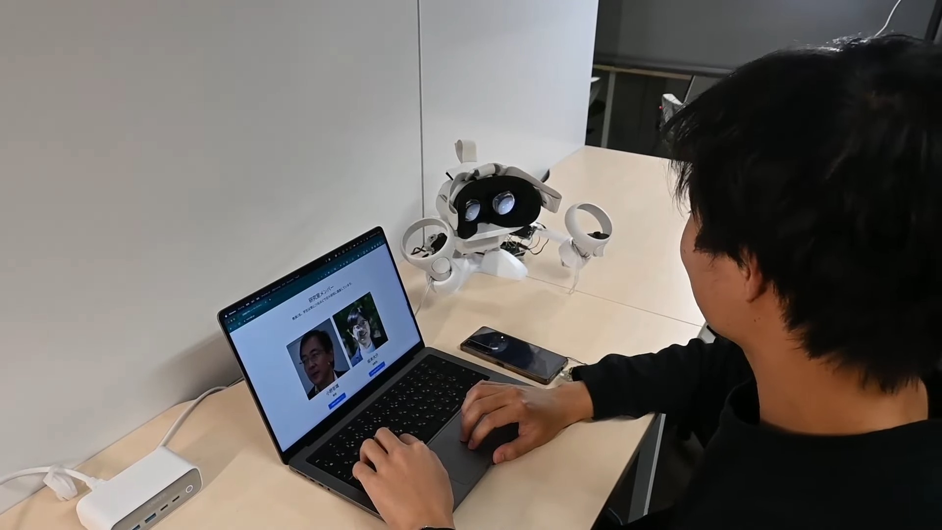日本北海道大學研究人員發明一款支架「OMEME」,讓你的頭戴顯示器變成陪伴機器人陪你工作 - 電腦王阿達 日本北海道大學研究人員發明一款支架「OMEME」,讓你的頭戴顯示器變成陪伴機器人陪你工作 - 電腦王阿達